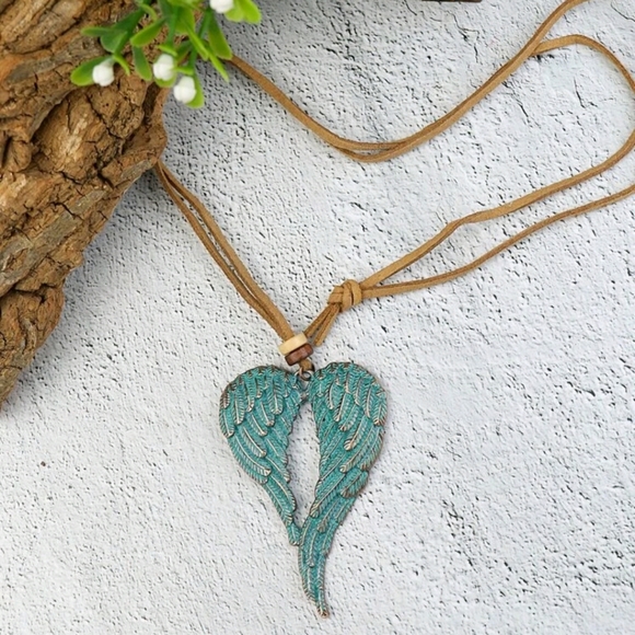 Necklace Angel Wings Heart Charm on Suede Strap - Picture 2 of 11